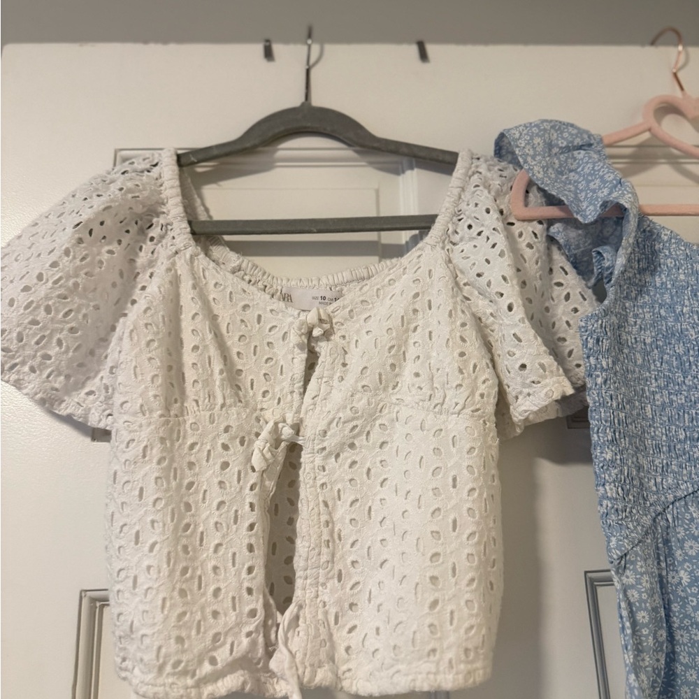 Zara & Art Class Blue Blouse with Flutter Sleeves and Tiered Design - Picture 8 of 8